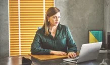 Dürfen Berater pdfs von Zeitungsartikeln auf die eigene Webseite stellen