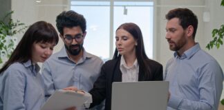 Eigene Fachkräfte im Unternehmen ausbilden: Ein Lösungsansatz Wie geförderte Weiterbildungen von OneCareer Ihre Karriere beflügeln können