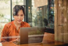 Nützliche Werkzeuge zur Behandlung von trockenen Augen im Büro Nützliche Werkzeuge zur Behandlung von trockenen Augen im Büro