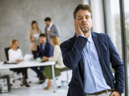 Mitarbeiter während eines Personalabbaus führen Mitarbeiter während eines Personalabbaus führen