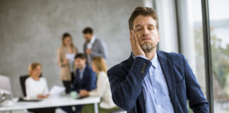 Mitarbeiter während eines Personalabbaus führen