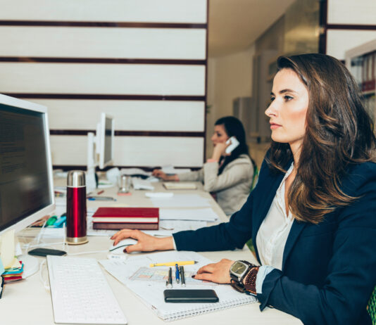 Der „Mental Load“ der Selbstständigkeit: Wie administrative Souveränität den Kopf für das Wesentliche frei macht Der Mental Load der Selbstständigkeit